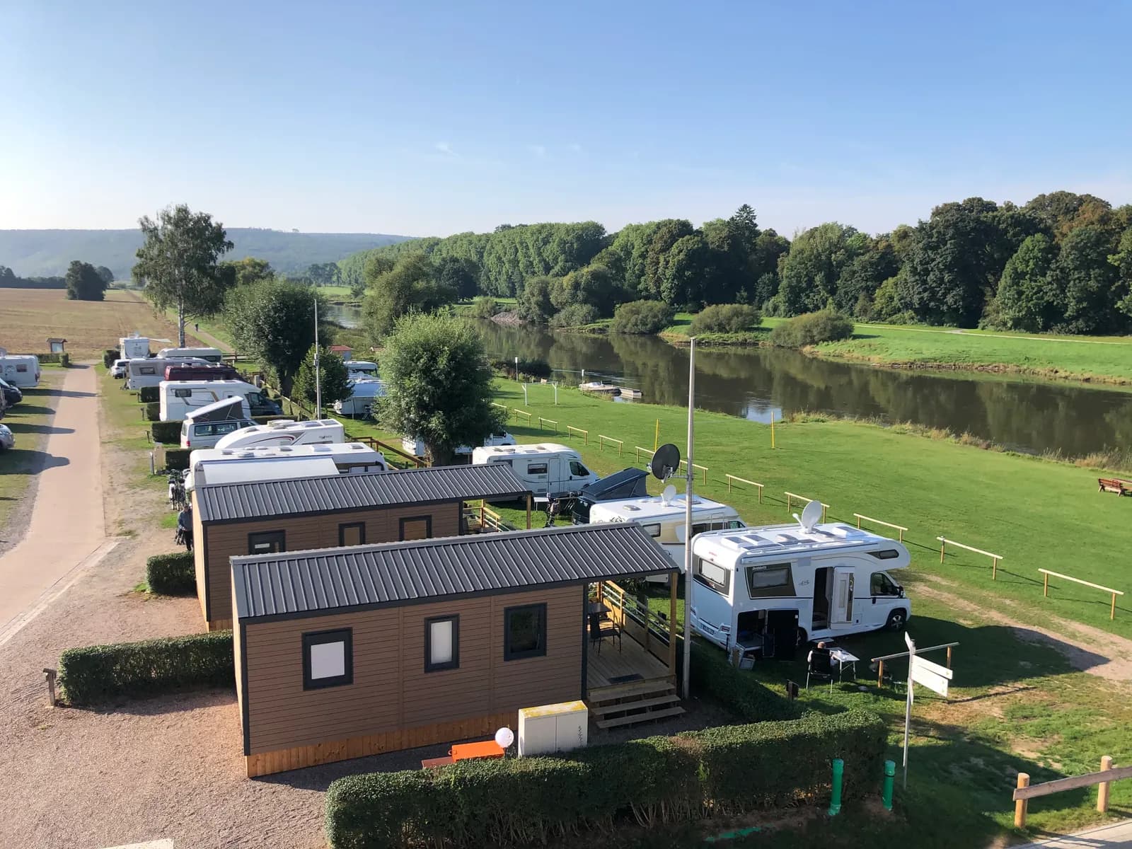 Camping- und Wohnmobilstellplatz an einem Flussufer