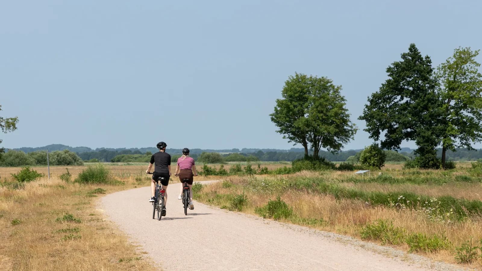 Zwei Radelnde in der Weite der Hammeniederung im Teufelsmoor