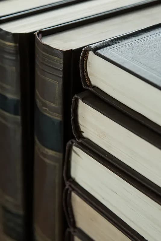 Nahaufnahme gestapelter Bücher in Ledereinbänden